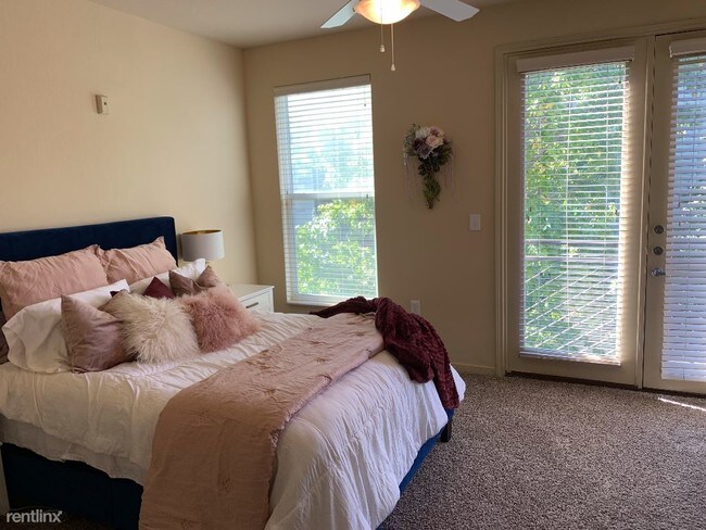 Foto del edificio - 1 br, 1 bath Apartment - 2420 Clark st.