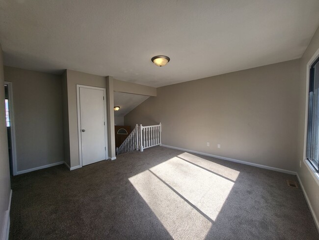 Foto del edificio - 4 Bedroom split-level home with garage!