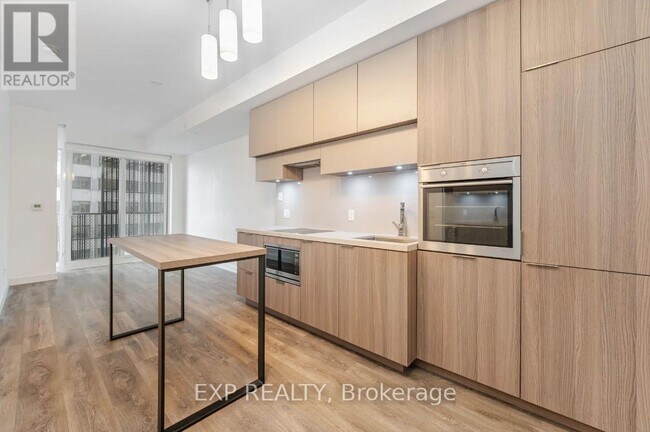 Photo du bâtiment - 8 Eglinton Ave E