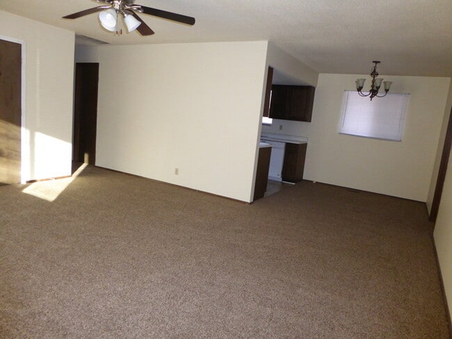 Building Photo - 2 Bedroom Duplex Between East Glenn And Se...