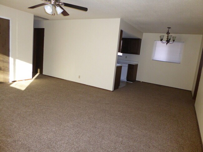 Foto del edificio - 2 Bedroom Duplex Between East Glenn And Se...
