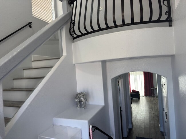 Building Photo - 3 Bed  home FULLY FURNISHED