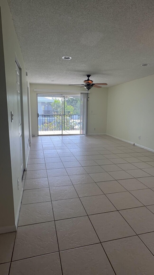 Building Photo - 905 Southridge Rd