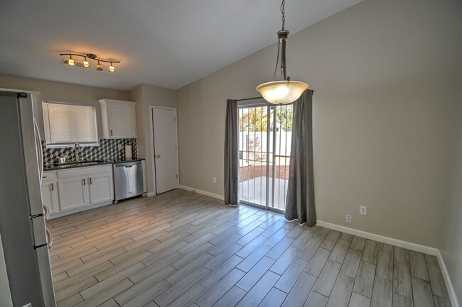 Building Photo - Great 3 Bedroom 2 Bathroom Home !!!!