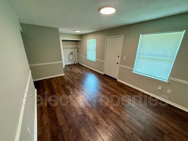 Building Photo - 2015 Stonemill Dr