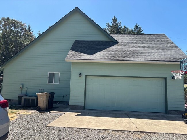 Building Photo - Custom Home With Shop!
