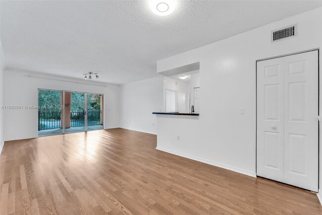 Foto del edificio - 2464 Centergate Dr