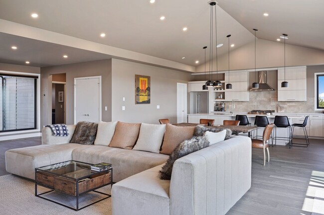 Building Photo - High End Furnished Tetherow Home