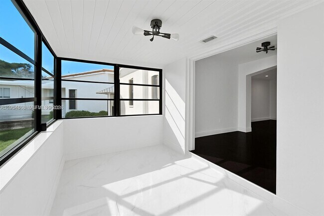 Foto del edificio - 9173 Byron Ave