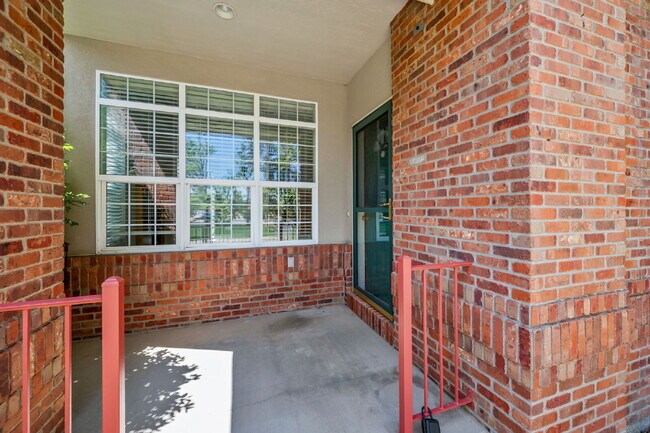 Building Photo - Desirable 55+ Hover Woods Community!