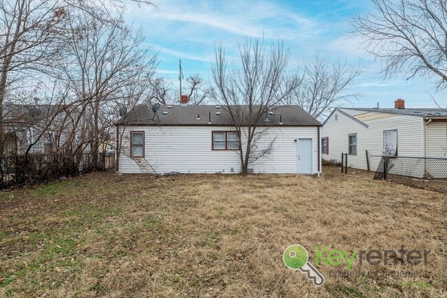 Building Photo - 1338 N Volutsia