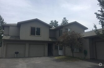 Building Photo - 1121 NE Hidden Valley Dr