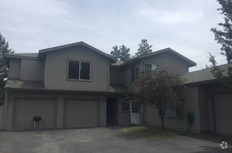 Building Photo - 1121 NE Hidden Valley Dr