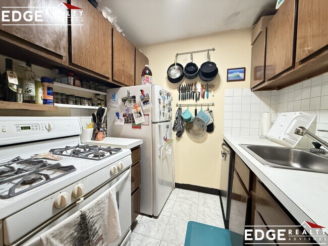 Building Photo - 140 Kenrick St