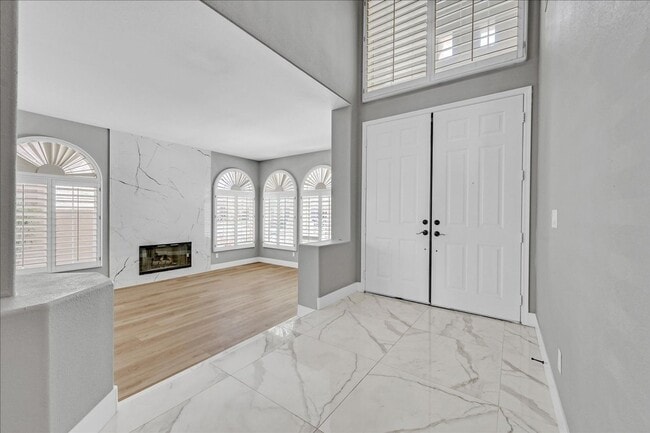 Foto del edificio - Fully remodeled 5 bed plus Loft / 4.5 bath...