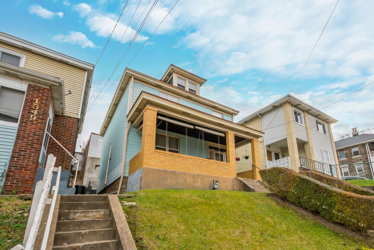 Primary Photo - MASSIVE 4 BEDROOM HOME IN BEECHVIEW! AVAIL...