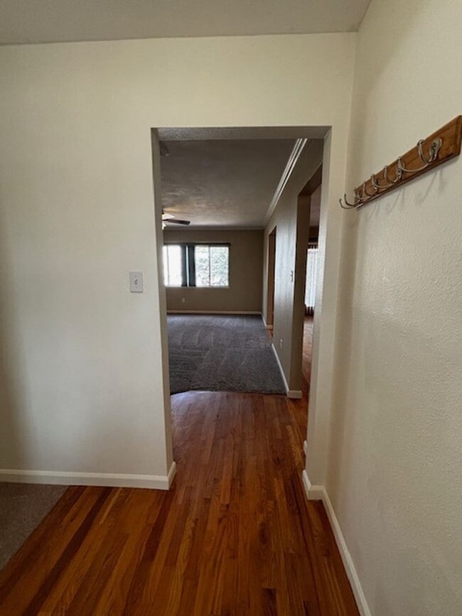 Building Photo - Cute 5 Bedroom 3 Bath Single Family Home
