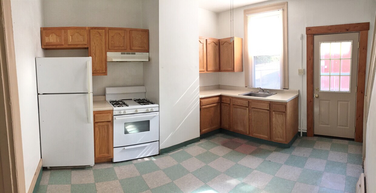 Primary Photo - 1 Bedroom House with Back Patio