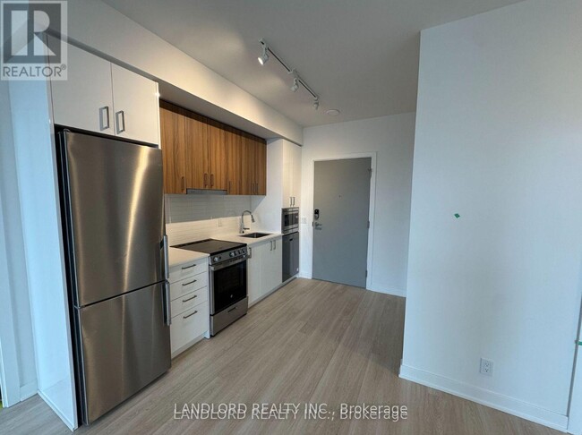 Building Photo - 30 Upper Mall Wy