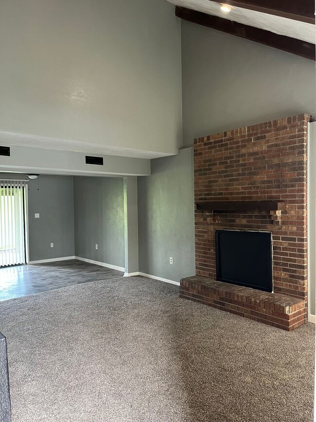 Building Photo - 455-457 Maple Grove Way