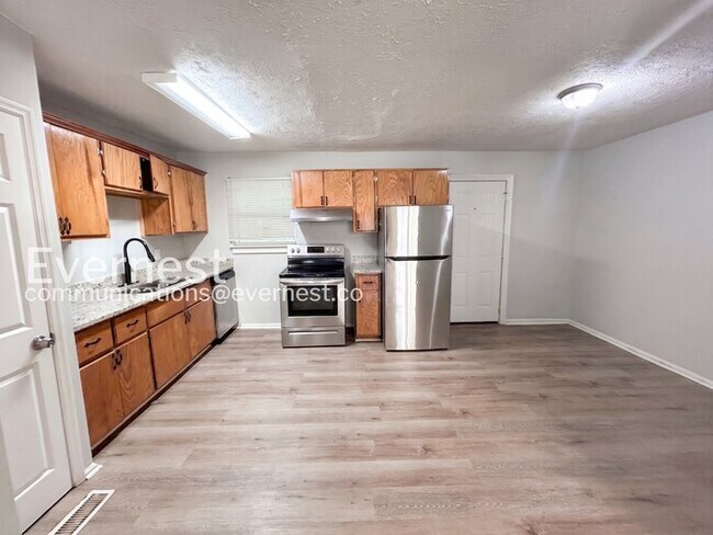 Building Photo - Limited Time Special Offer / Spacious Home with Hookups and Parking / 5 Bed, 2 Baths / Available ...