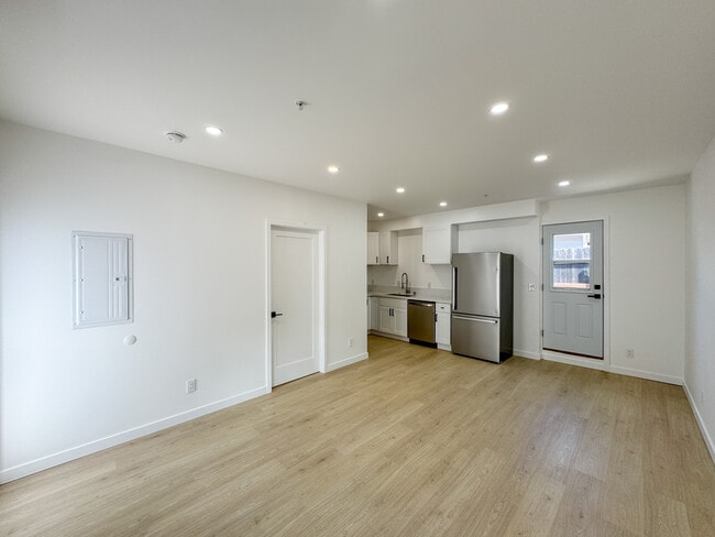 Building Photo - 956 Camulos St