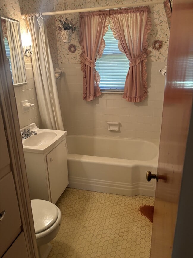 Building Photo - 412 Joan Ave SE