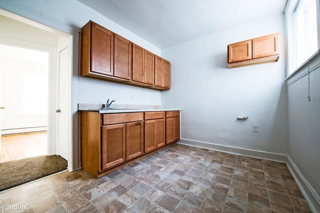 Building Photo - 2 br, 1 bath Apartment - 7231 S Yates Blvd