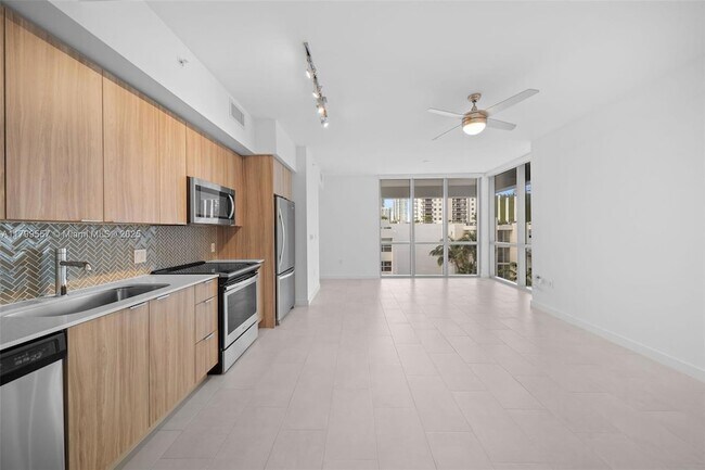 Building Photo - 2150 N Bayshore Dr