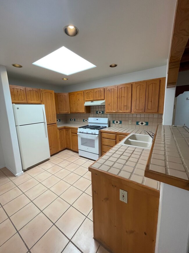 Building Photo - Nice & Clean 3 bedroom, 2 full bath w/2 ca...