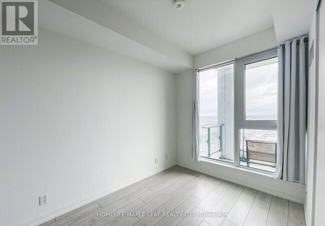 Photo du bâtiment - 950-2950 Portage Pkwy