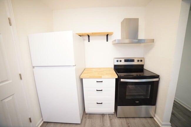 Building Photo - BEAUTIFULLY UPDATED 2 Bed / 1 Bath Condo o...