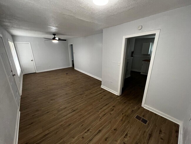 Building Photo - 1058 Combs St