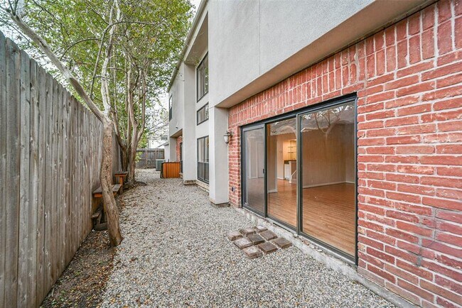 Building Photo - 2476 Bering Dr
