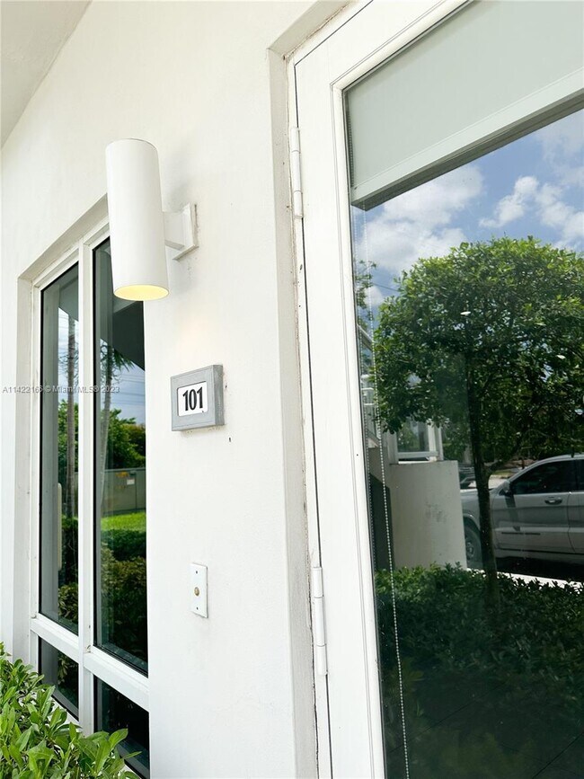 Foto del edificio - 6310 NW 103rd Pl