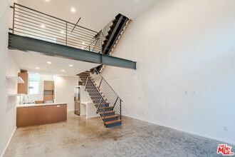 Building Photo - 1220 N Orange Grove Ave