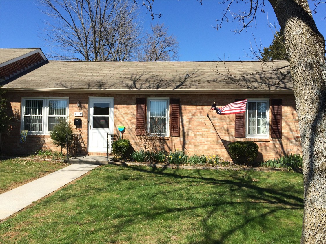 Primary Photo - 1102 Lakeview Pl