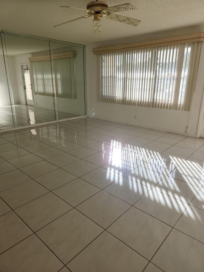 Building Photo - 1067 Yarmouth E