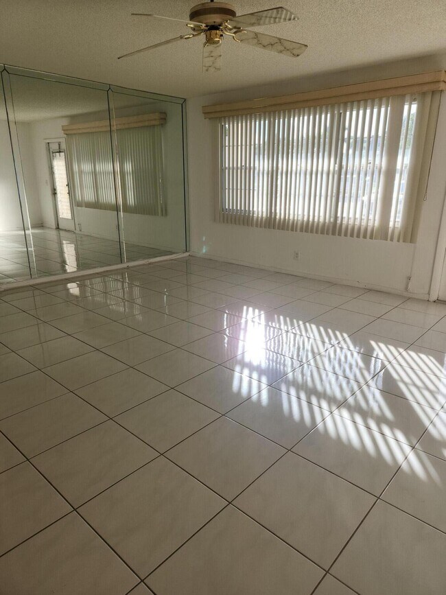 Foto del edificio - 1067 Yarmouth E