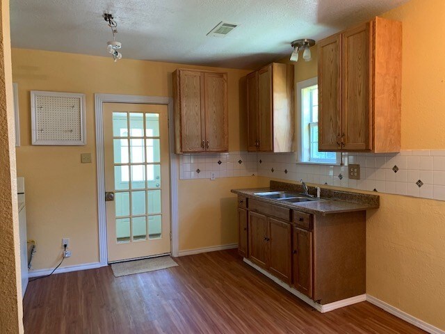 Building Photo - 3939 Lakeshore Dr