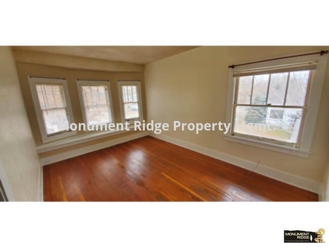 Building Photo - Available Now!  Cute one bedroom apartment...