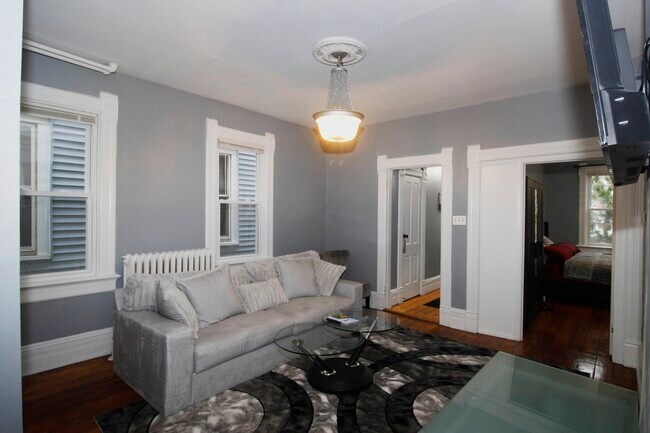 Living Roon - 1684 N Franklin Pl
