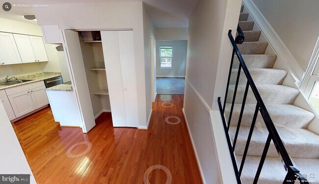 Foto del edificio - 939 Barton Oaks Pl