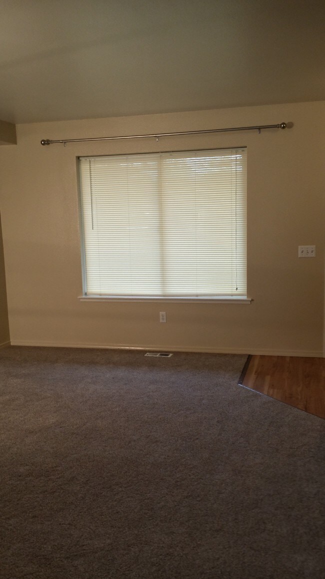 Barras para cortinas y persianas - 1211 Balfour Dr