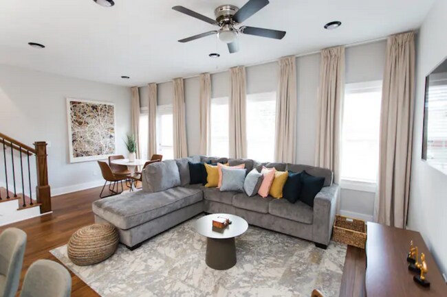 Foto del edificio - 421 Elysian Fields Rd