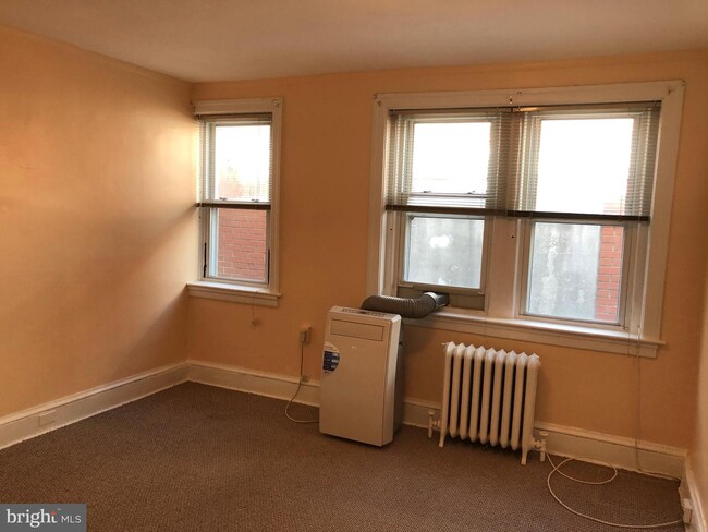Building Photo - 839 W Lancaster Ave