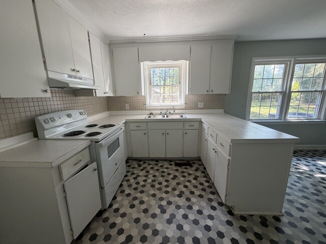 Building Photo - 127 Oak Circle Dr