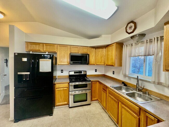 Foto del edificio - Check out the private fenced backyard!