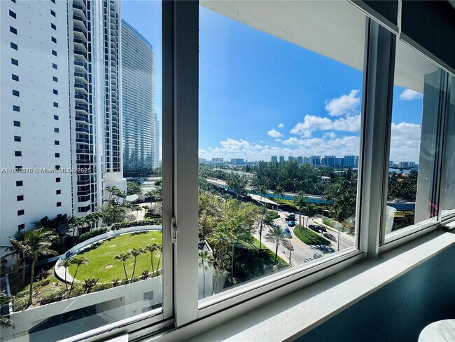 Foto del edificio - 19201 Collins Ave