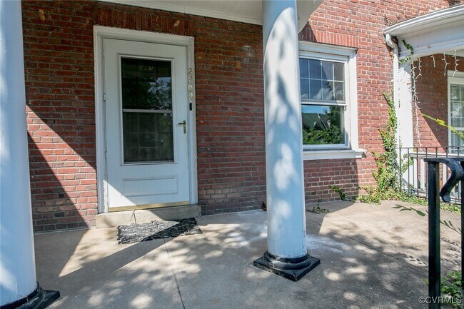 Foto del edificio - 2302 Maplewood Ave